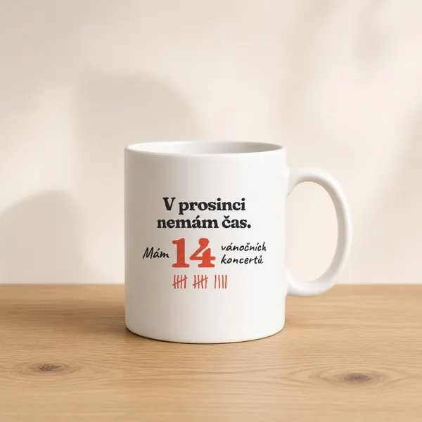 Hrnek s hláškou „V prosinci nemám čas. Mám 14 vánočních koncertů.“