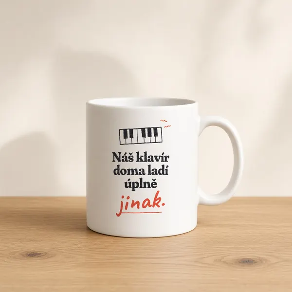 Hrnek s hláškou „Náš klavír doma ladí úplně jinak.“